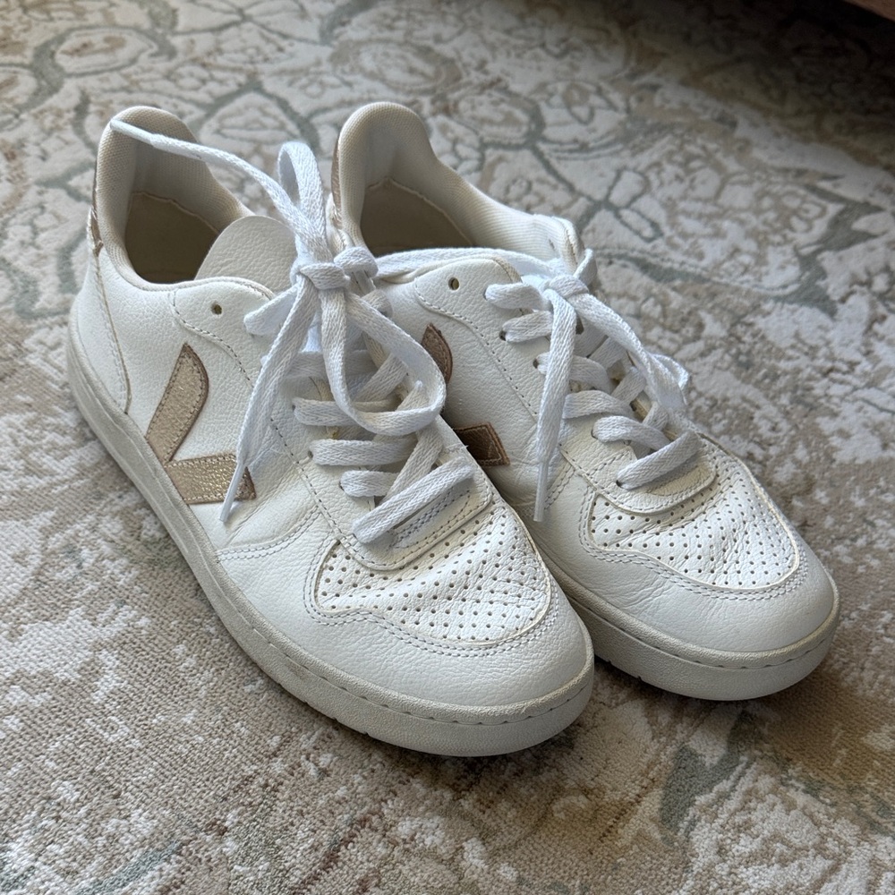 Veja Women's Cream and Tan Sneaker